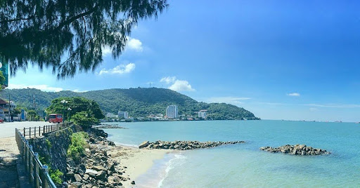 Bai Truoc is like a paradise with many entertainment and dining activities